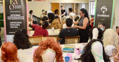 “Ópera nas Escolas”: Oficina gratuita ensina alunos de Manaus a desenvolverem perucas