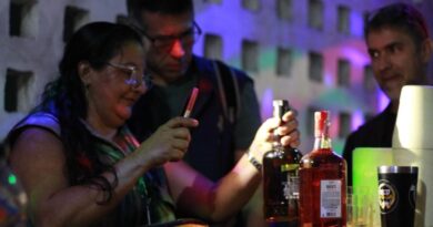 Garrafas adulteradas são encontradas em adega de Manaus durante operação de fiscalização