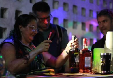 Garrafas adulteradas são encontradas em adega de Manaus durante operação de fiscalização