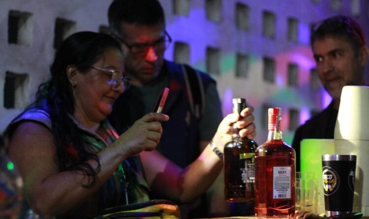 Garrafas adulteradas são encontradas em adega de Manaus durante operação de fiscalização