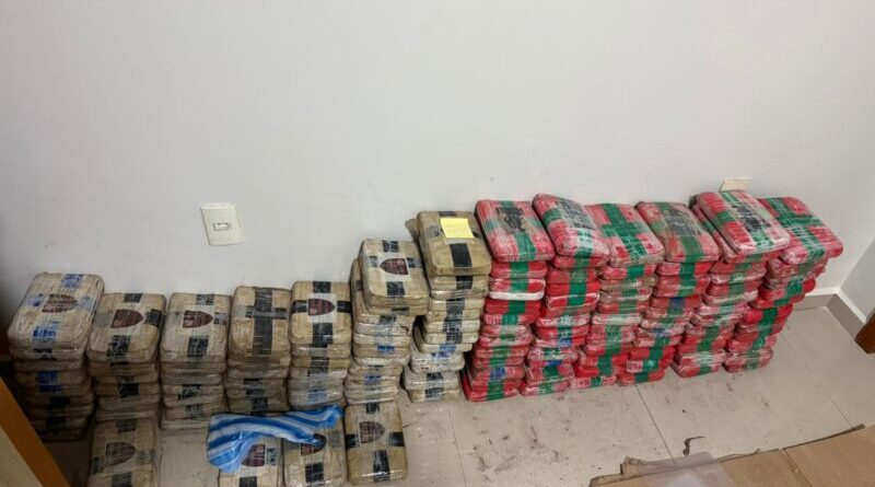 Casal é preso com mais de 600 kg de drogas dentro de casa no Colônia Terra Nova