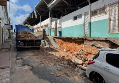 Equipes da Prefeitura de Manaus realizam medida emergencial no entorno da feira Porto do Ceasa após fortes chuvas