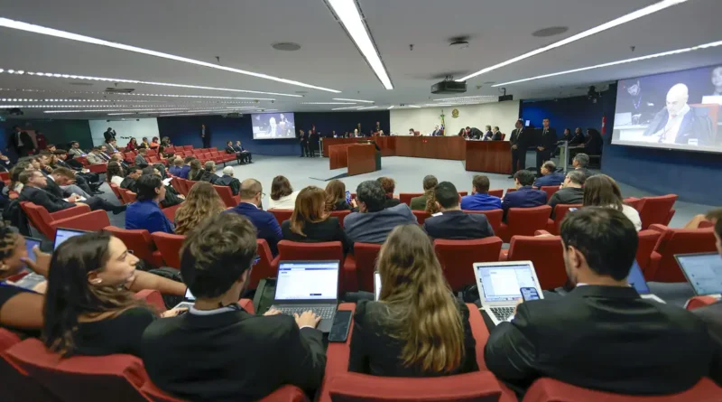 Moraes nega incluir ministro Fux em julgamento do núcleo 2