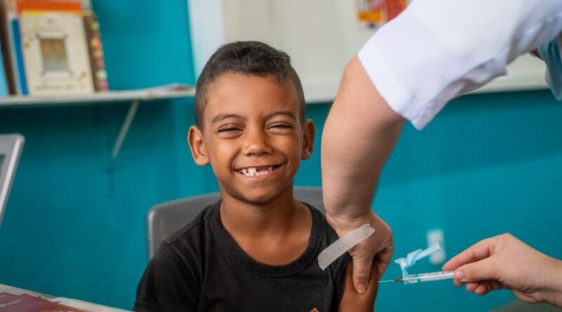 Na contramão de decisões internacionais, Brasil avança na oferta de vacinas para crianças
