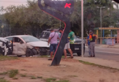Perseguição policial termina em acidente entre veículos na Avenida Brasil, em Manaus; VÍDEO