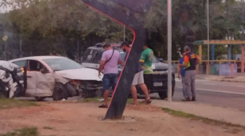 Perseguição policial termina em acidente entre veículos na Avenida Brasil, em Manaus; VÍDEO