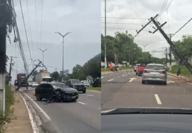 Carro derruba postes e causa congestionamento na avenida do Turismo, em Manaus; VÍDEO