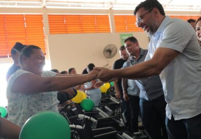 Em Lábrea, governador Wilson Lima entrega de cartões do Auxílio Estadual e fomenta setor primário