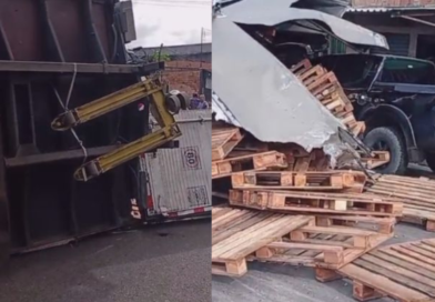 Caminhão carregado de pallets tomba e causa transtornos na zona leste de Manaus; VÍDEO