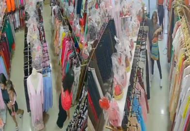 Mulheres são flagradas roubando loja de roupas na zona leste de Manaus; VÍDEO