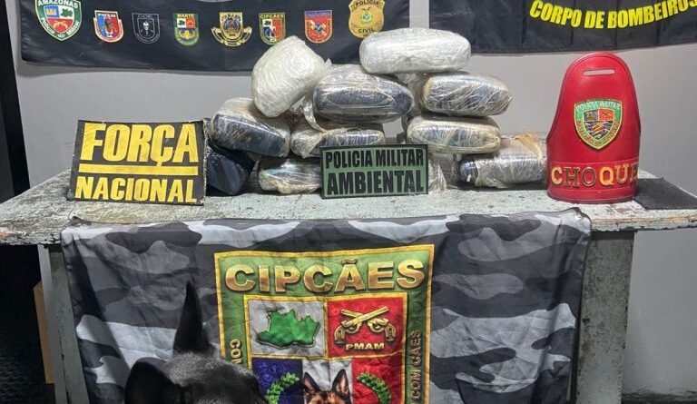 Com ajuda de cão Athena, polícia encontra 11 kg de skunk em bagagem e prende mulher