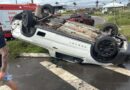 Carro capota após batida na avenida do Turismo, em Manaus