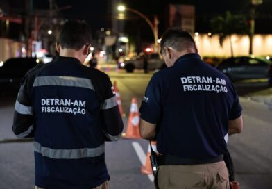 Motociclista é flagrado pelo Detran-AM pilotando sem capacete, sem identificação e ainda na contramão