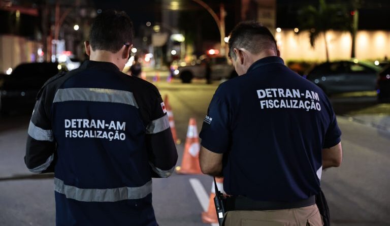 Motociclista é flagrado pelo Detran-AM pilotando sem capacete, sem identificação e ainda na contramão