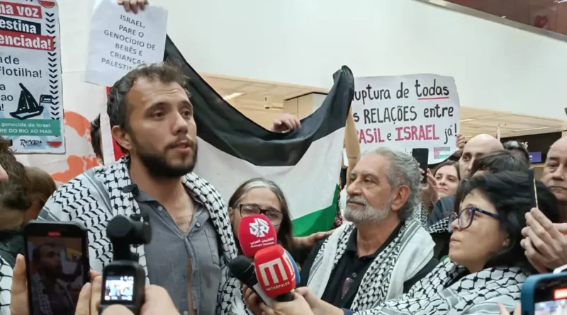 Ativista Thiago Ávila volta ao país após prisão em Israel