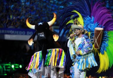 Boi Caprichoso encerra apresentações no festival de Parintins destacando cultura, memória e tradições da Região Norte