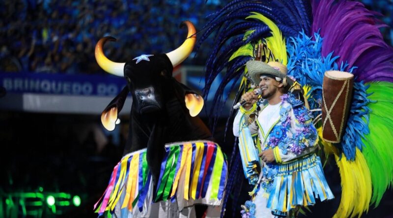 Boi Caprichoso encerra apresentações no festival de Parintins destacando cultura, memória e tradições da Região Norte