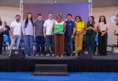 Na zona leste, Roberto Cidade entrega kits escolares e livros para alunos da Escola Estadual Professor Ernane Nascimento Simão