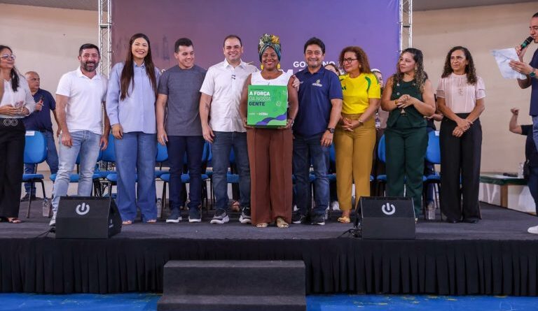 Na zona leste, Roberto Cidade entrega kits escolares e livros para alunos da Escola Estadual Professor Ernane Nascimento Simão