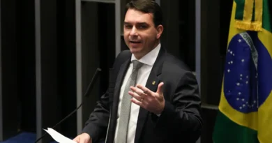 PGR pede que Flávio Bolsonaro seja ouvido por calúnia contra Lula