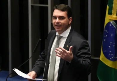PGR pede que Flávio Bolsonaro seja ouvido por calúnia contra Lula