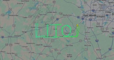 Piloto brasileiro desenha “Lito” no céu dos Estados Unidos em emocionante homenagem
