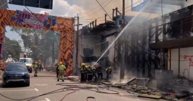 Incêndio de grandes proporções atinge antigo prédio do banco Basa no Centro de Manaus