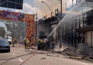 Incêndio de grandes proporções atinge antigo prédio do banco Basa no Centro de Manaus