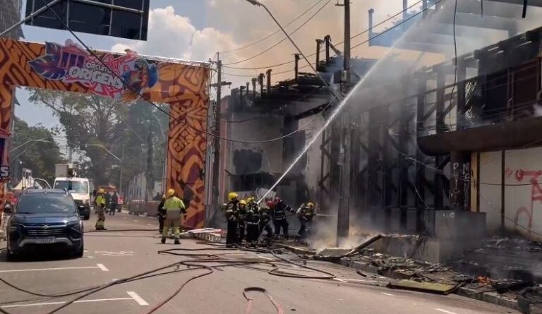 Incêndio de grandes proporções atinge antigo prédio do banco Basa no Centro de Manaus