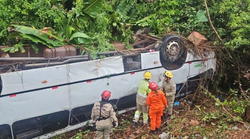 Micro-ônibus cai em ribanceira na BR-174 e deixa 17 feridos, incluindo três crianças