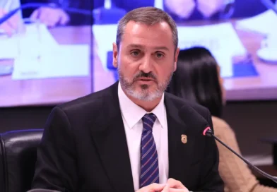 Dino determina reintegração de Andrei Rodrigues no comando da PF