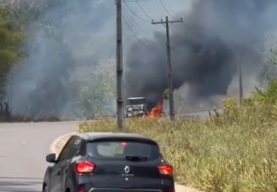 Caminhão-tanque é destruído por incêndio na AM-010 e fogo atinge área de mata; VÍDEO